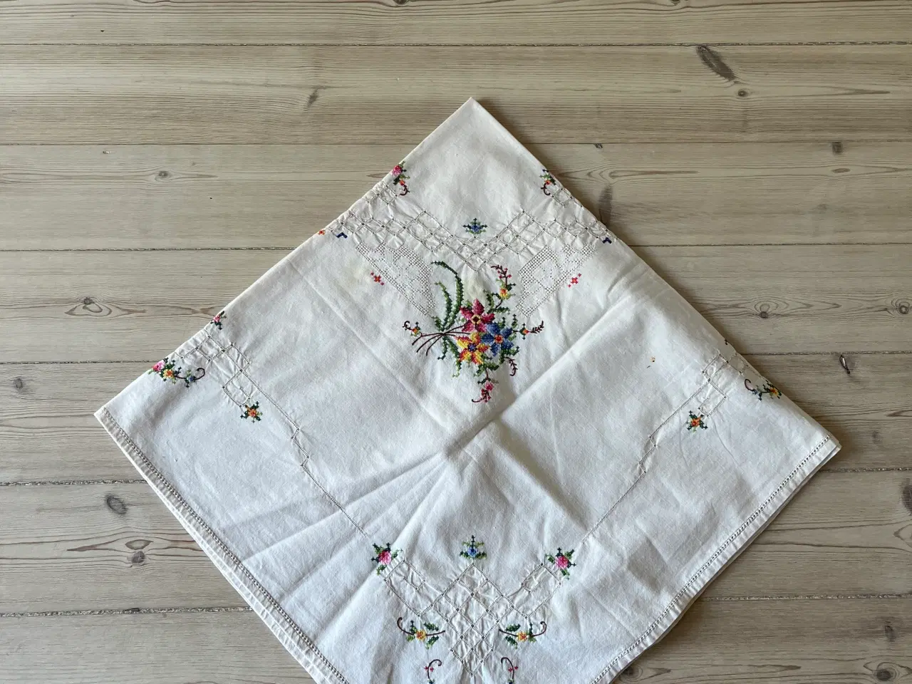 Billede 6 - Dug med broderi