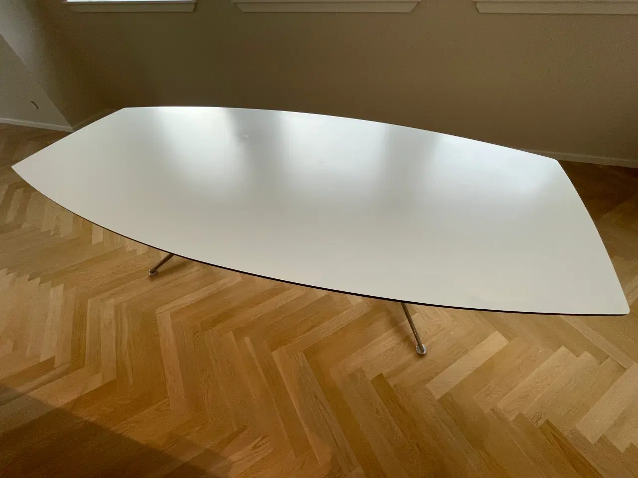 Billede 3 - Hvidt Paustian Spinal Table Boatshape