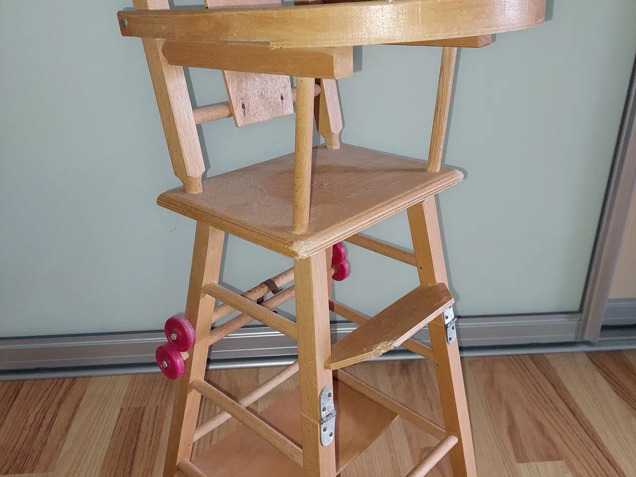 Billede 1 - kravlegård og høj stol