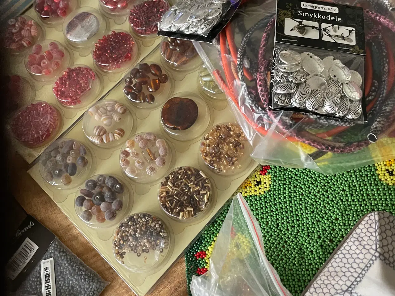 Billede 2 - Perler og andet til smykker