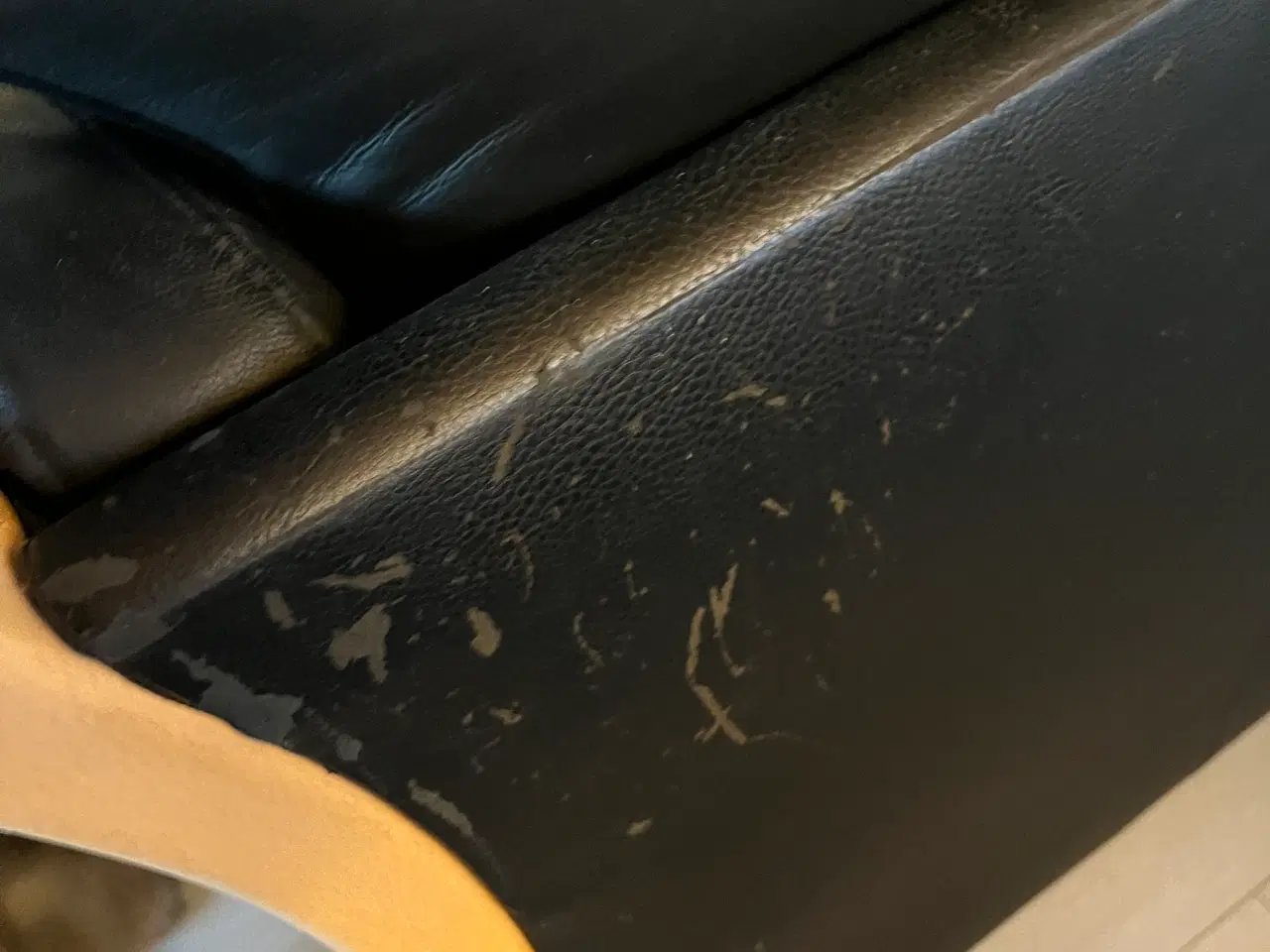 Billede 4 - Sort klassisk sofa sæt med bøge ender.