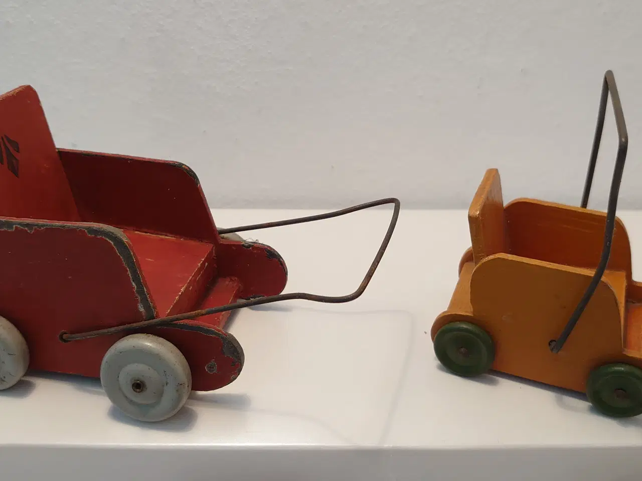 Billede 2 - 4 stk gamle miniature dukkevogne. Ca 1930-40