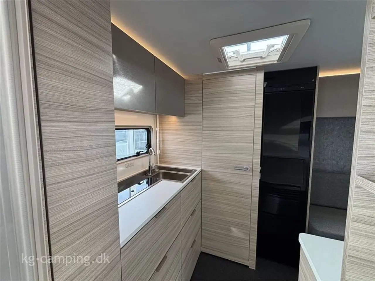 Billede 3 - 2026 - Adria Altea 362 LH   Adria Altea 362 LH - Klar til eventyr - Enkeltsenge - Stort 140L Køleskab