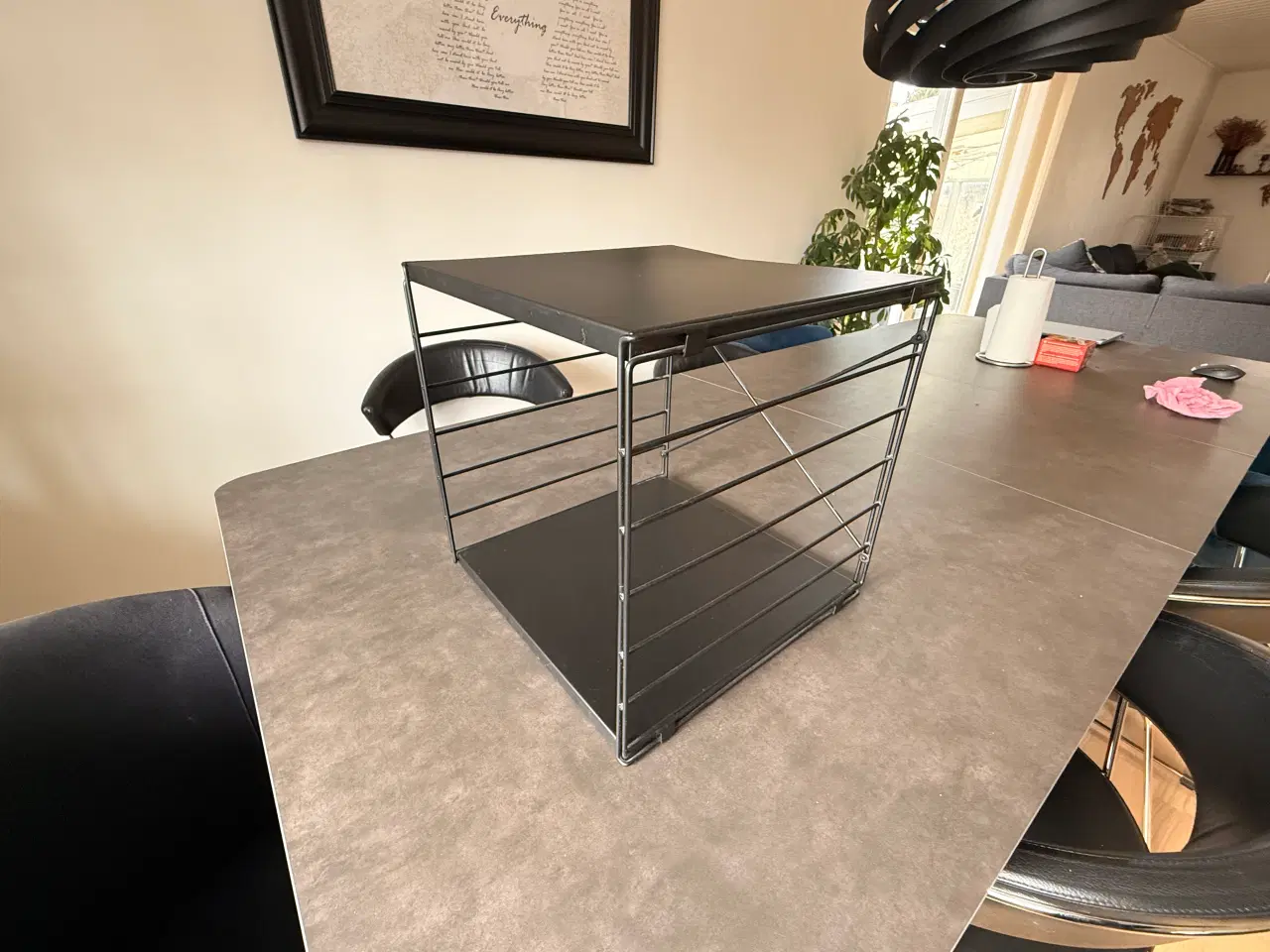 Billede 2 - Sort metal natbord / væghylde fra Søstrene Grene