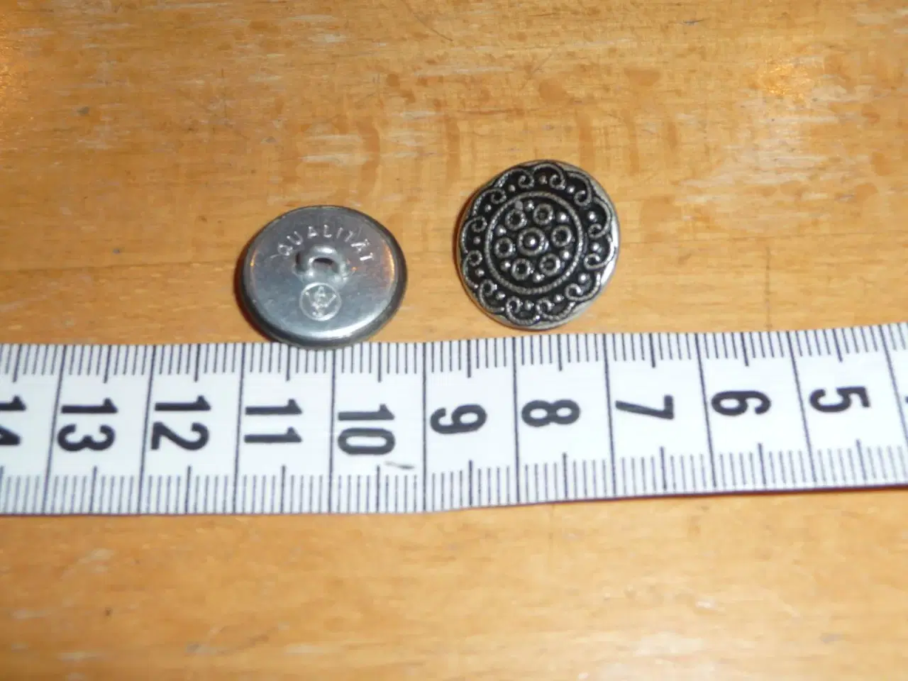 Billede 2 - 2 gamle metal knapper