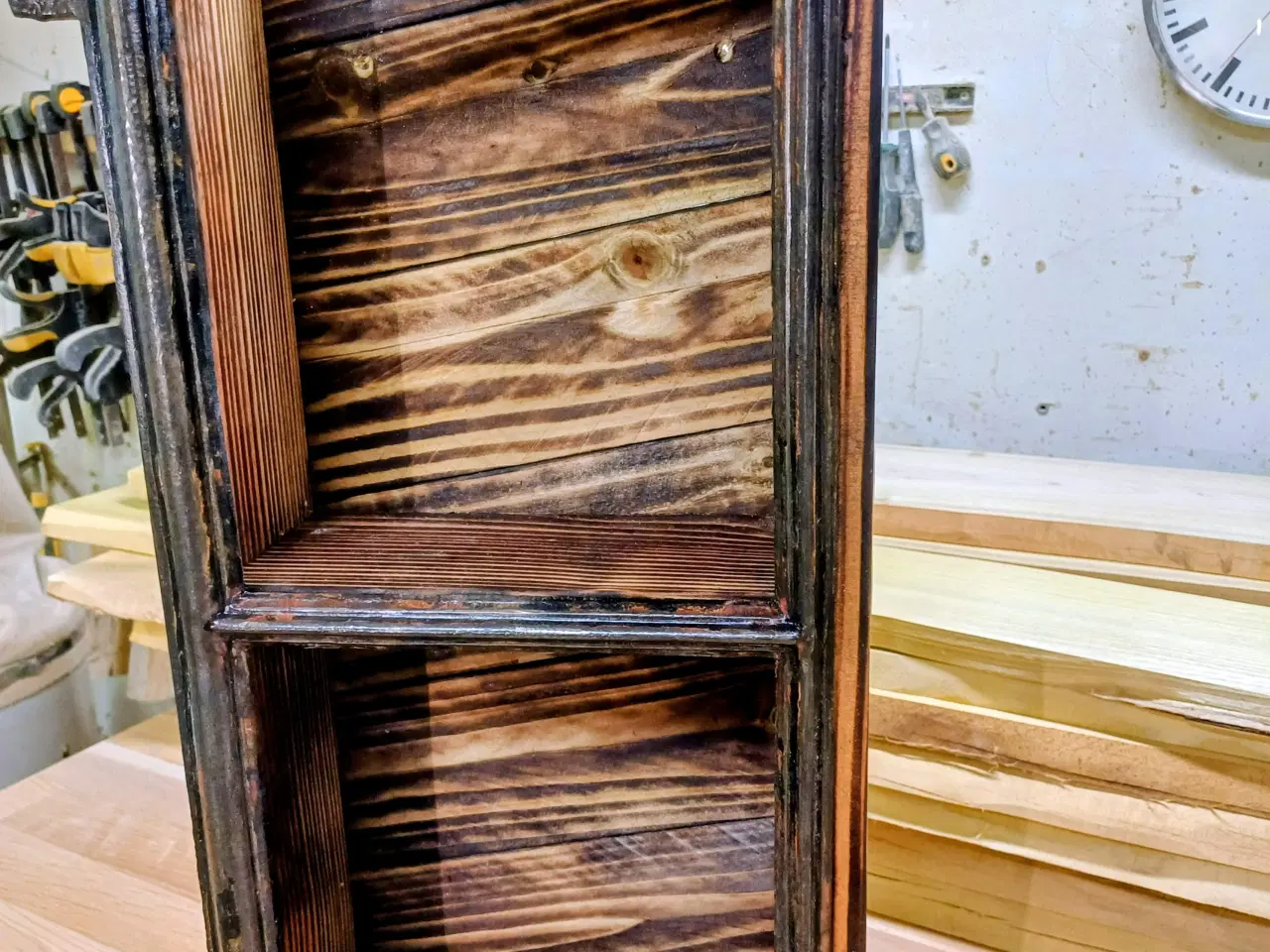 Billede 1 - Staldvinduer som reoler