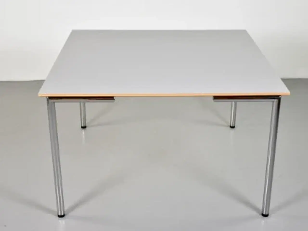 Billede 1 - Randers radius kantinebord med grå plade og krom stel