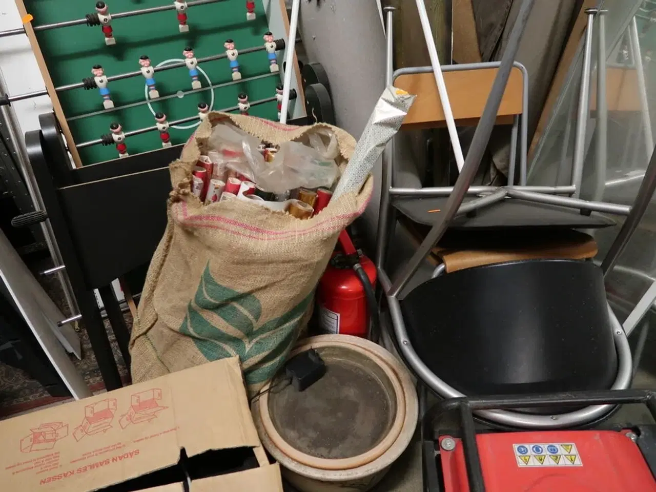 Billede 2 - Div. Stole, bordfodboldbord, fjernsyn, whiteboard m.m.