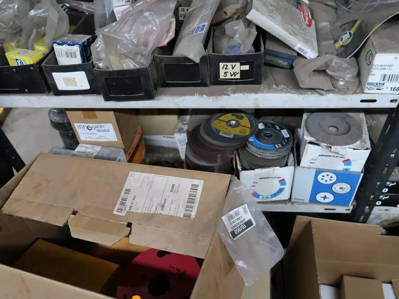 Billede 4 - Reol med div. Reservedele, værktøj m.m.