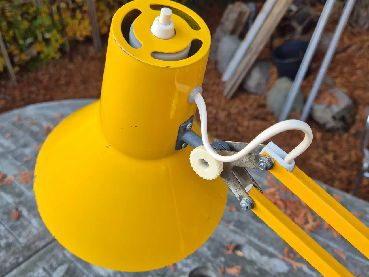 Billede 3 - Gul arkitektlampe på rund sort fod 