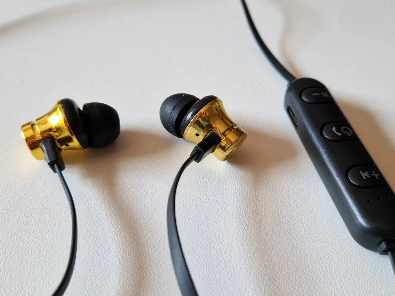 Billede 2 - Neckband in-ear høretelefoner med Bluetooth 