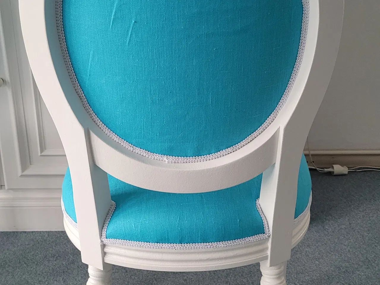 Billede 5 - Nyombetrukne hvide spisebordstole fra ILVA