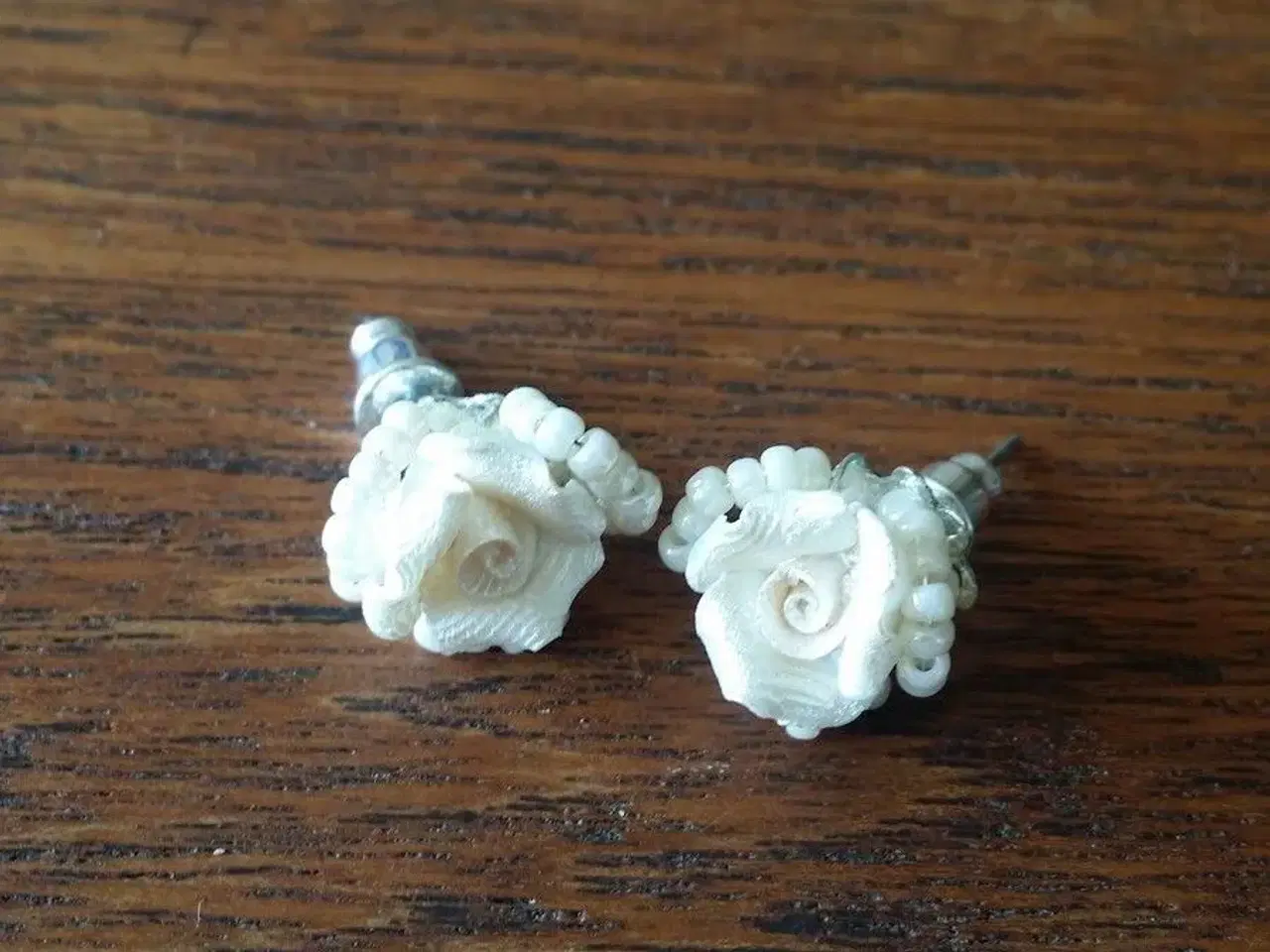 Billede 2 - Øreringe/ørestikkere med roser