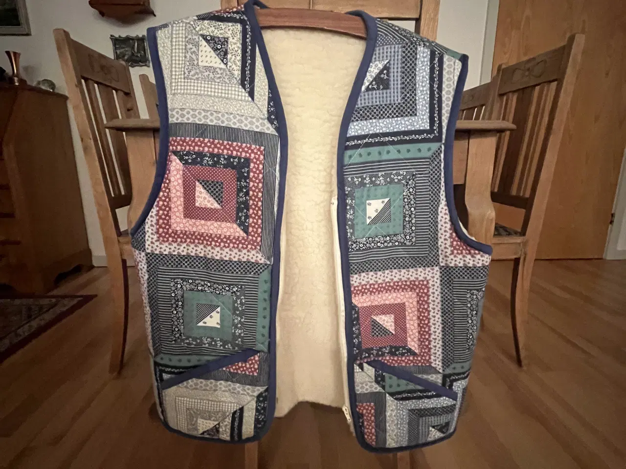 Billede 1 - Håndsyet vest fra sweitz