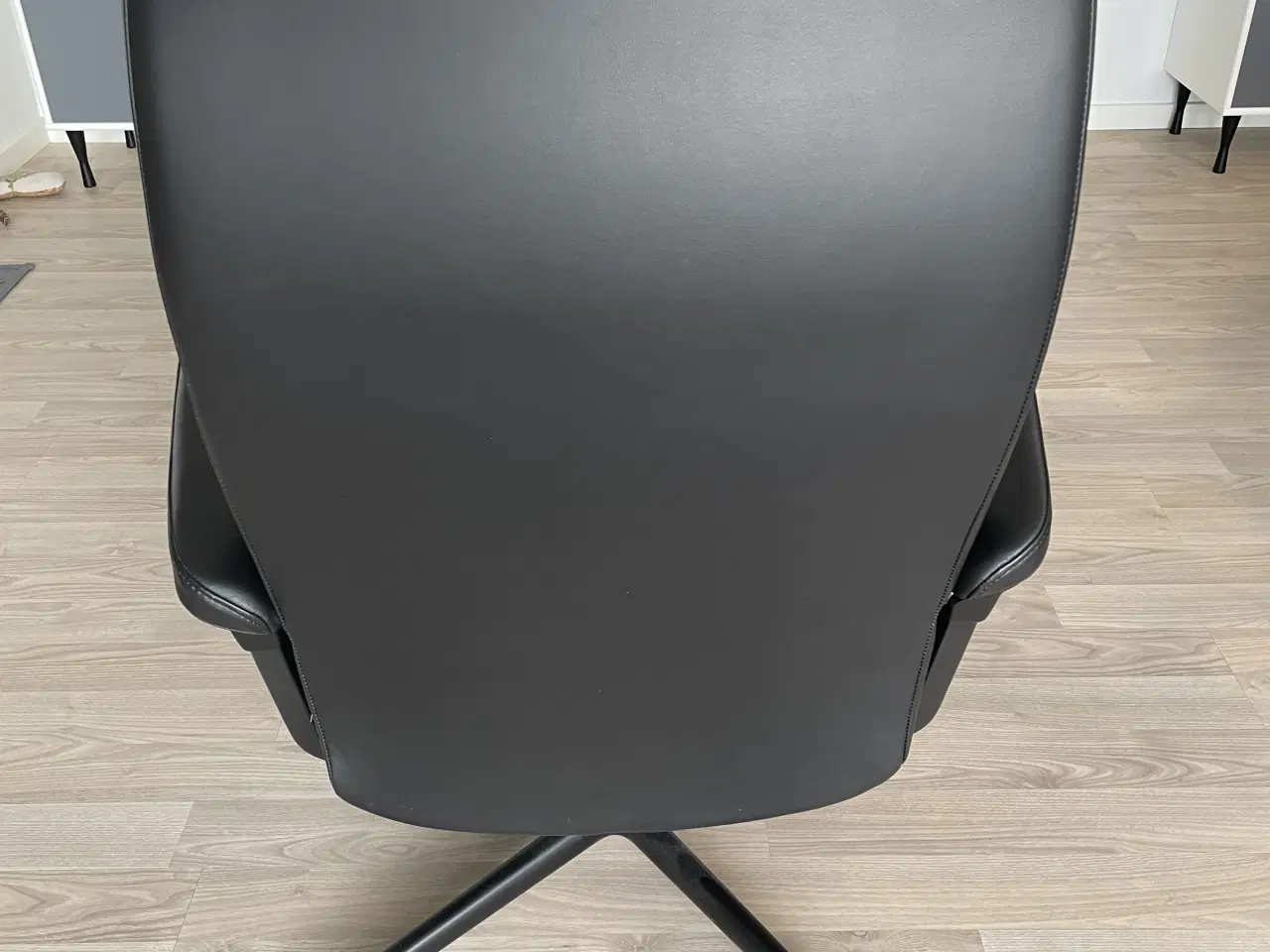 Billede 5 - Stressless sort lænestol med skammel