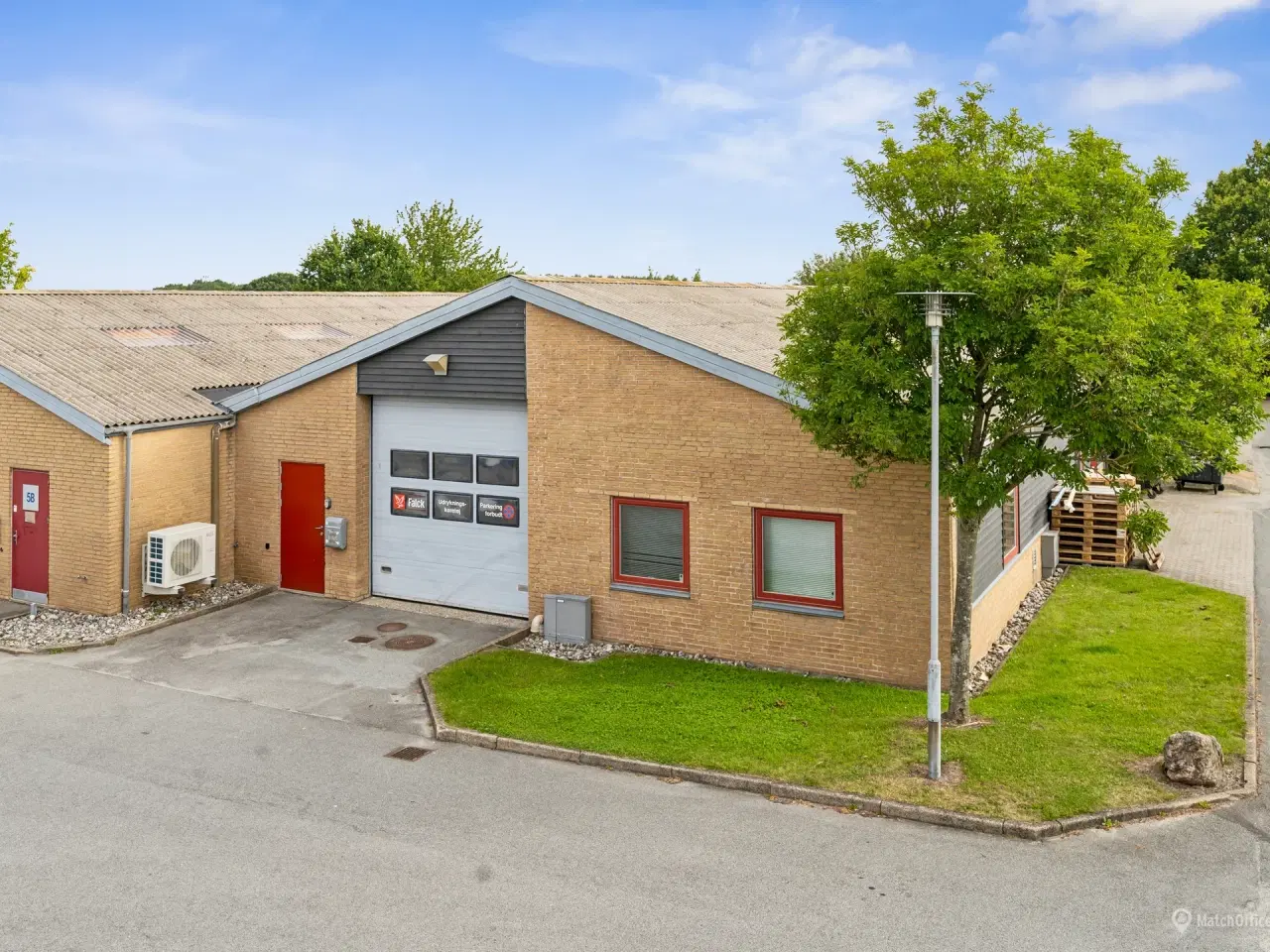 Billede 1 - 217 m² lager i større erhvervspark