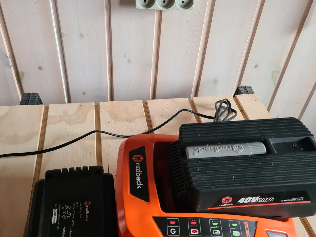 Billede 3 - Redback batteri 2 stk + oplader 