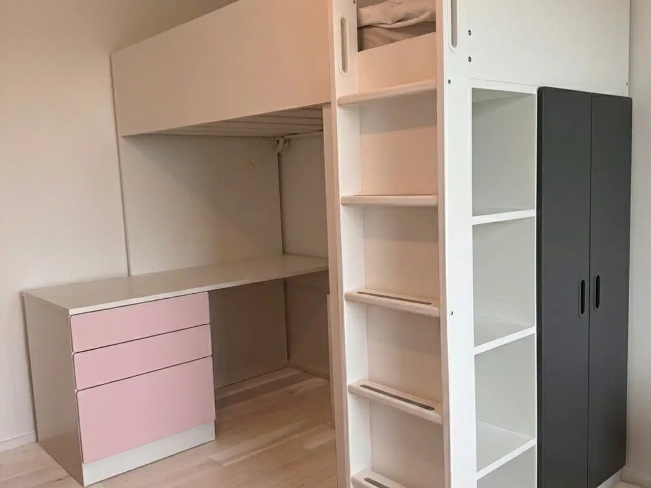 Billede 1 - IKEA Småstad højseng med skrivebord og garderobe