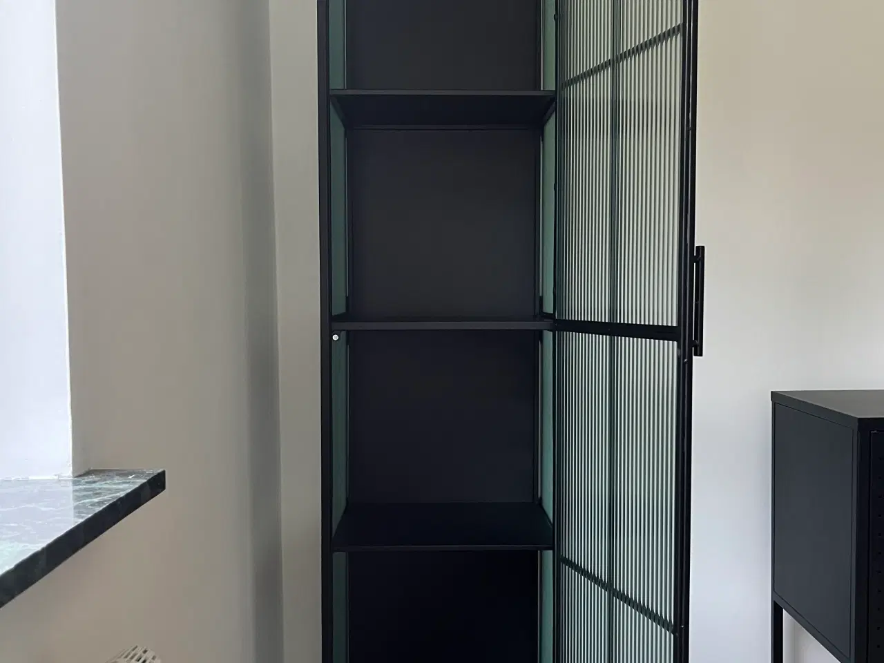 Billede 3 - Vitrineskab sort metal og riflet glas 180 cm højt