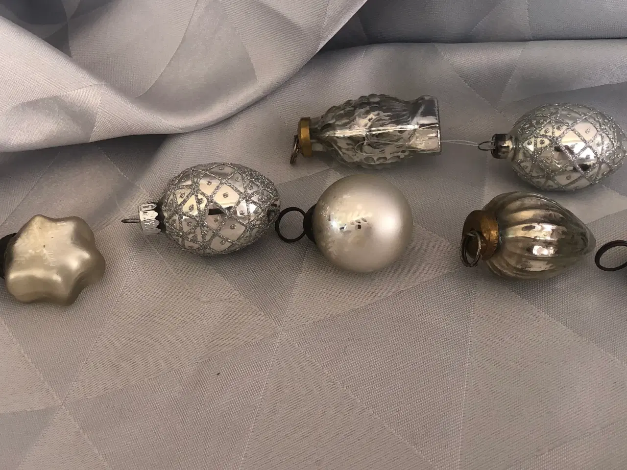 Billede 14 - 7 stks små sølvfarvet julekugler i glas