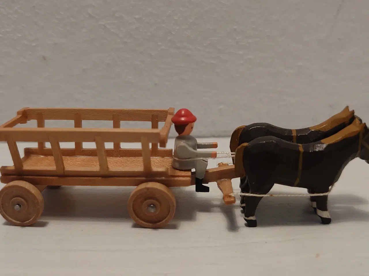 Billede 2 - Erzgebirge:Miniature vogn m. 2 heste og kusk