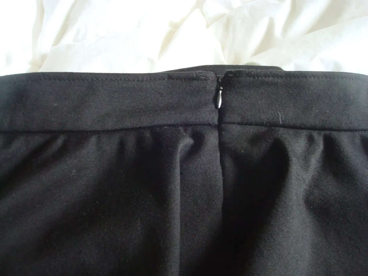 Billede 3 - Nederdel Milla str. L med lynlås bagpå