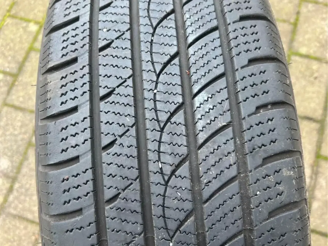 Billede 2 - Vinterdæk 235/60R18 sælges