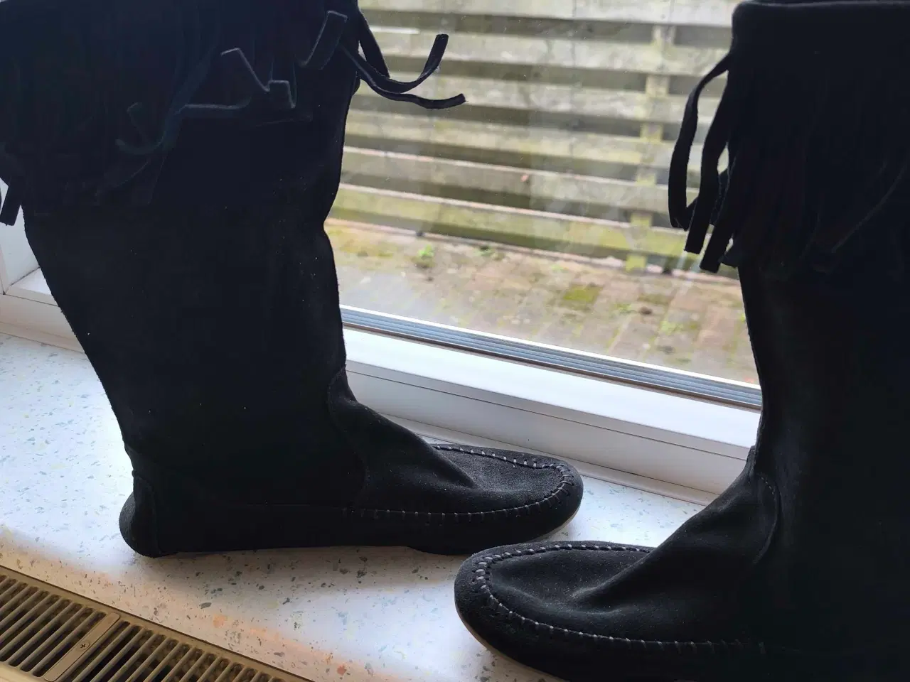 Billede 7 - Rundskin støvle i sort og beige farve 
