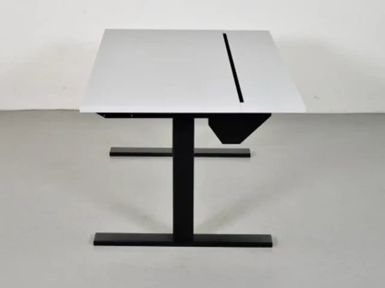 Billede 2 - Holmris hæve-/sænkebord med grå laminat og kabelbakke, 120 cm.