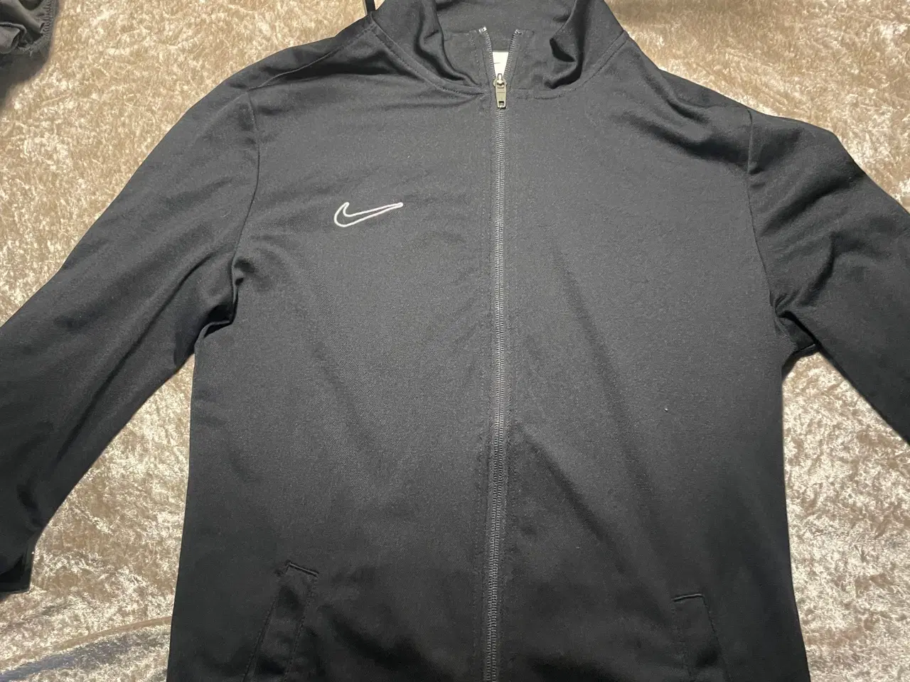 Billede 9 - Nike træningstøj 2 sæt, nyt. Alt er str M. Byd👍