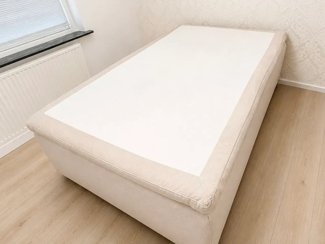 Billede 1 - Beige seng med topmadras