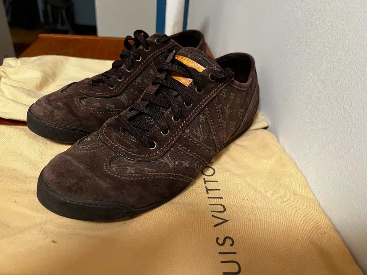 Billede 1 - Udgået LV sneakers inkl nye snørebånd str 43