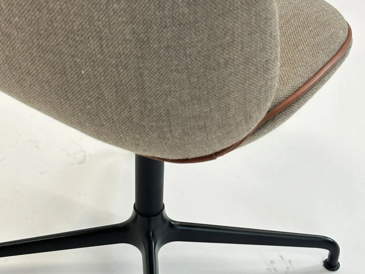 Billede 9 - GUBI | Beetle Meeting Chair (m. brun kant)