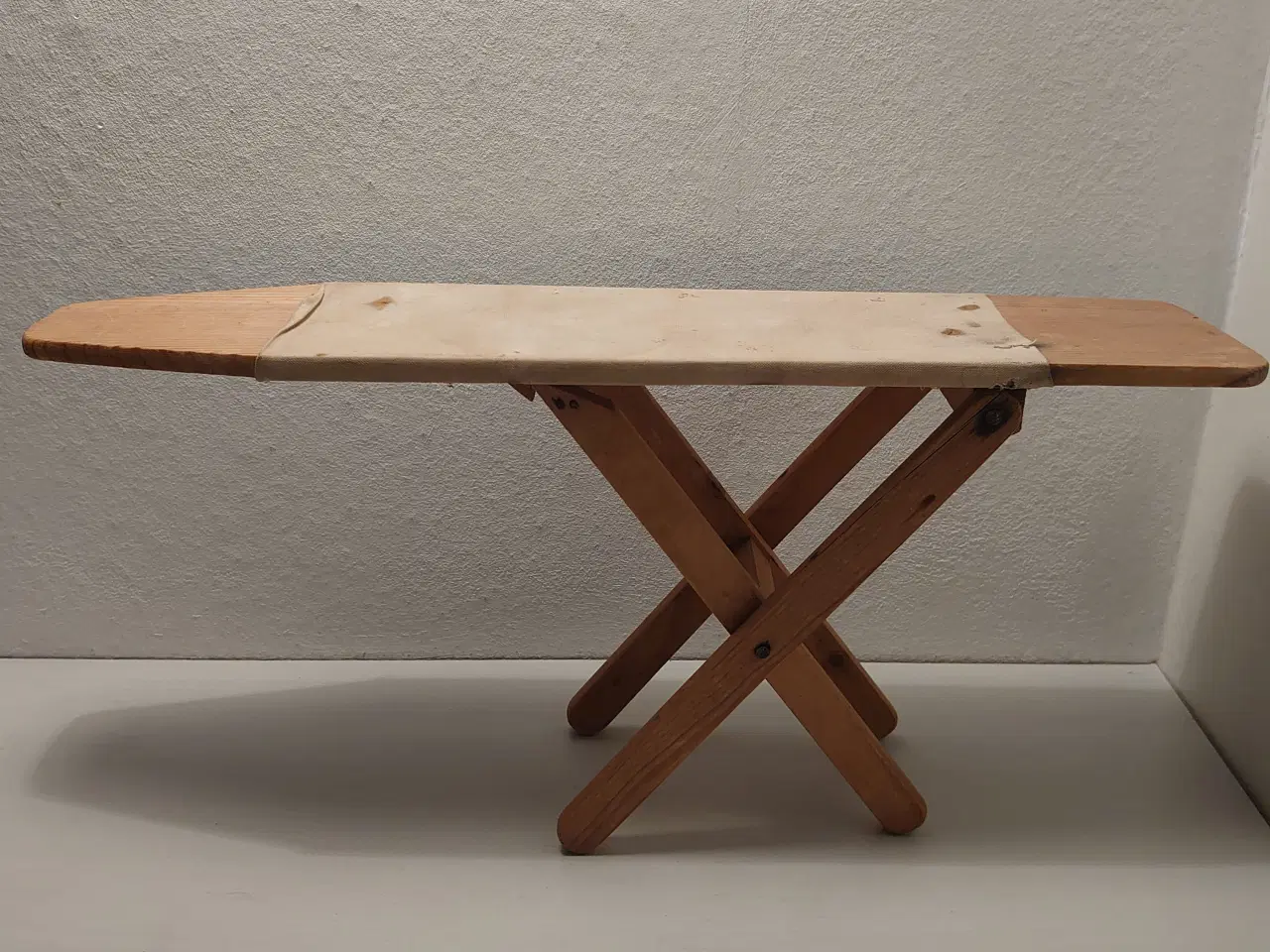 Billede 1 - Fængselslegetøj?Gammelt dukke strygebræt.L43cm.