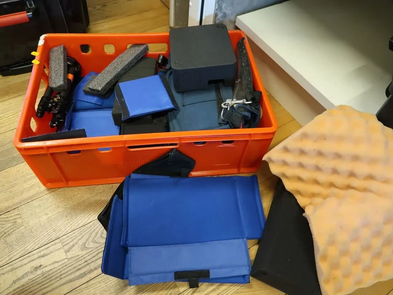 Billede 1 - Kasse med div. Kamerataske samt udstyr
