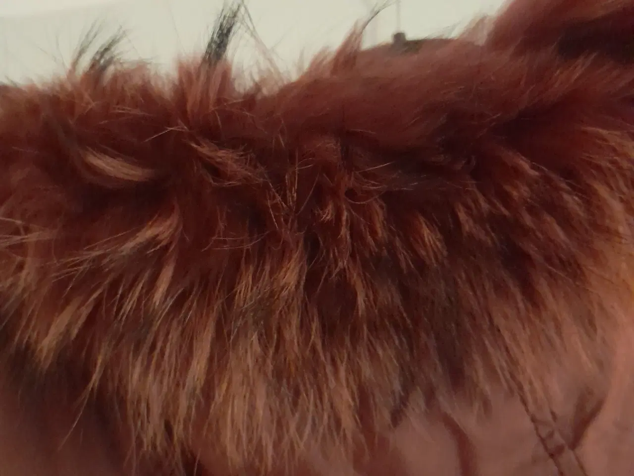 Billede 2 - Dunjakke med natural pels.