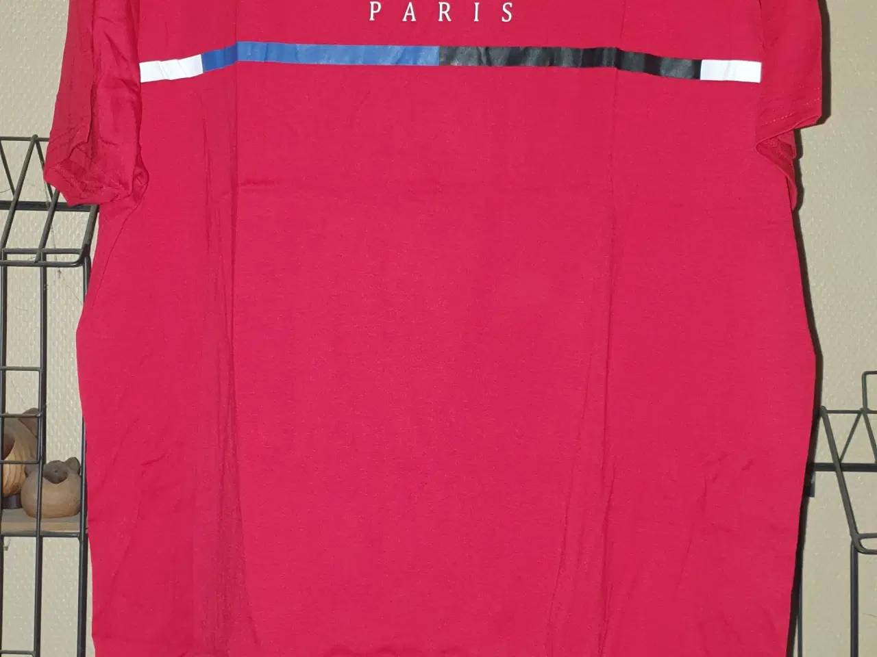 Billede 1 - Rød T-shirt med Paris tryk på brystet