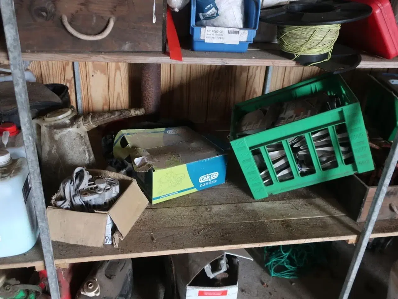 Billede 7 - Reol med div. Reservedele og varelager samt rullevogn med indhold m.m.