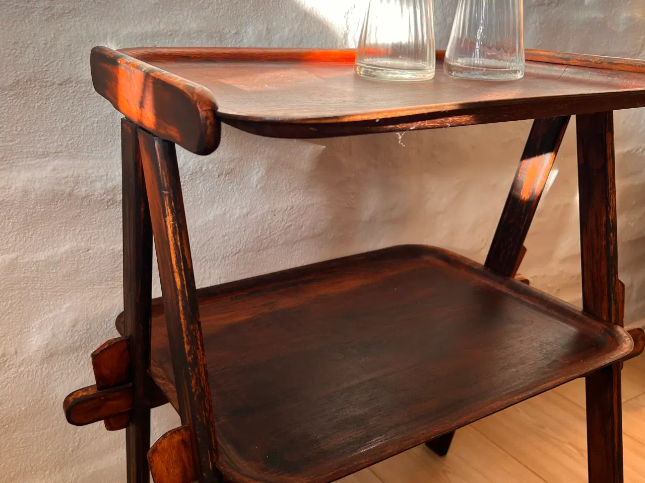 Billede 4 - Vintage bakkebord i træ – charmerende og unikt