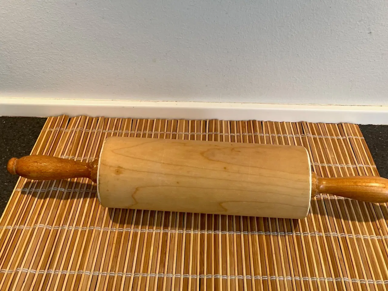 Billede 2 - Klassisk kagerulle i naturfarvet træ  – 43 cm