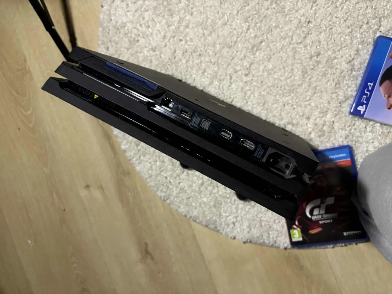 Billede 2 - Playstation 4pro 1Tb, 2 controller og 2 spil