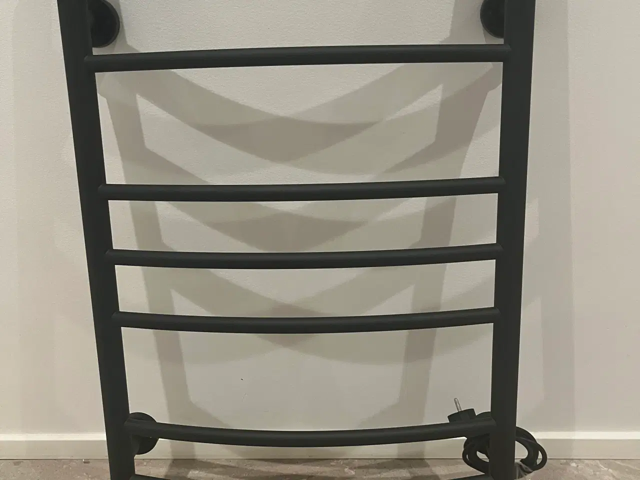 Billede 1 - Sort ELDO 9 buet elektrisk håndklædetørrer