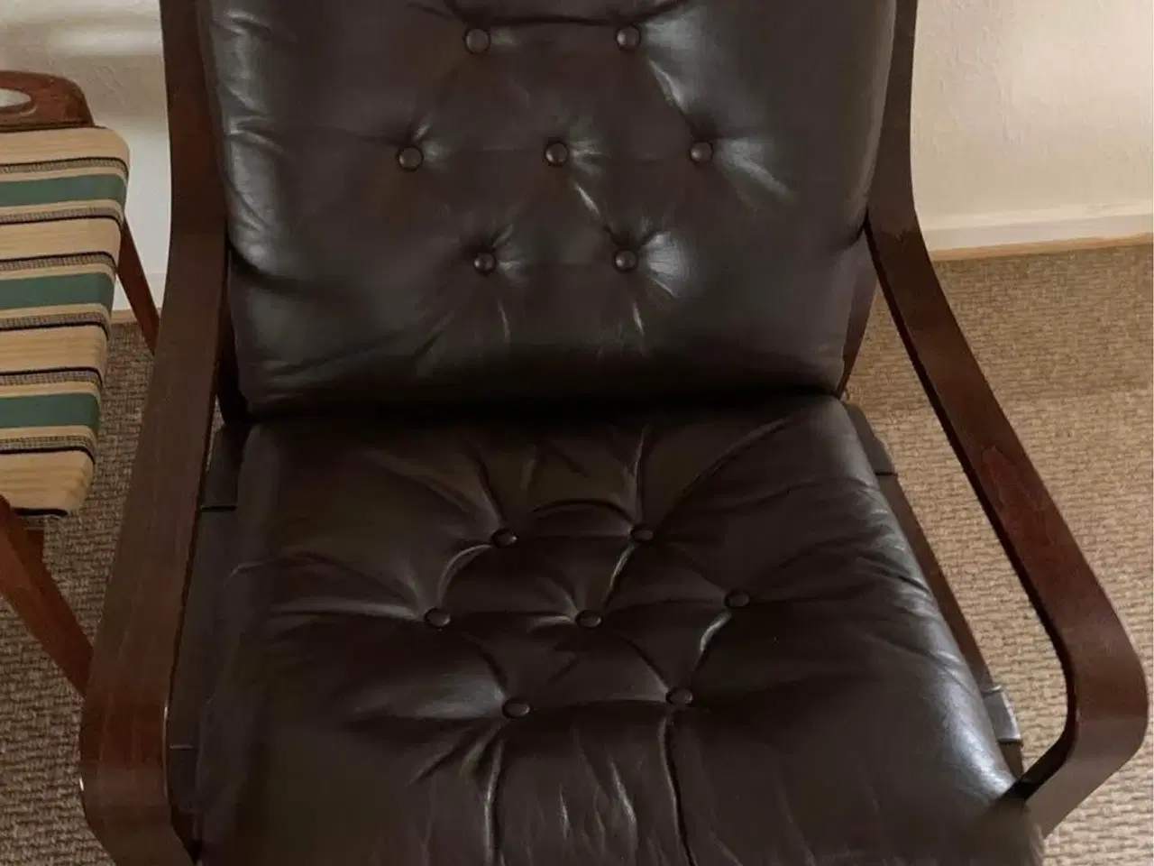 Billede 2 - Læder lounge stol brun m.palisander stel/armlæn