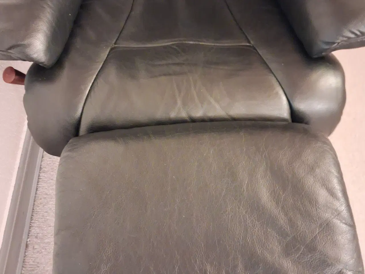 Billede 3 - BD Lænestol af sort læder med træfod og skammel