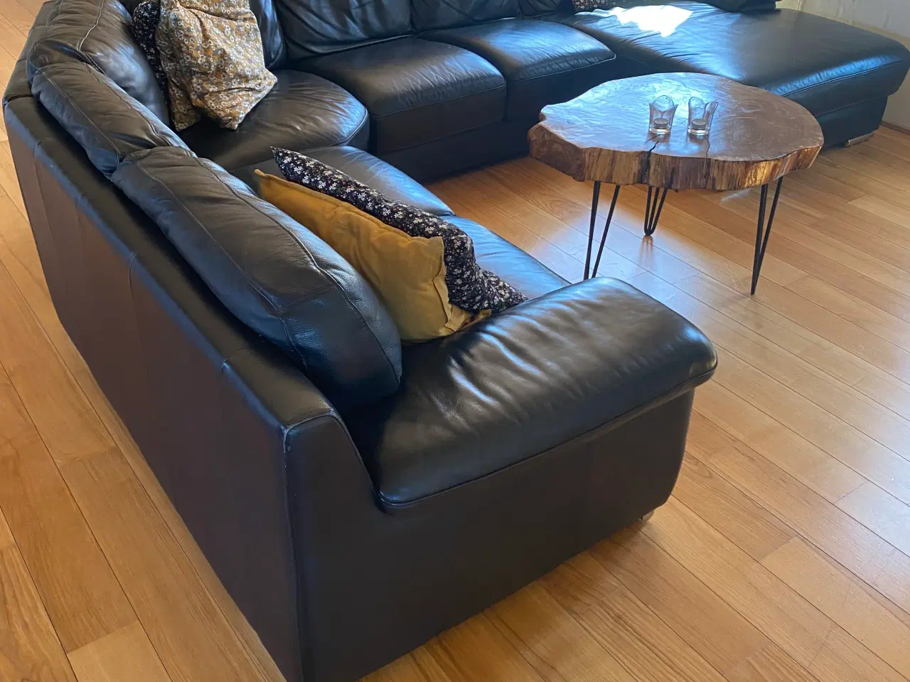 Billede 1 - SORT LÆDERSOFA