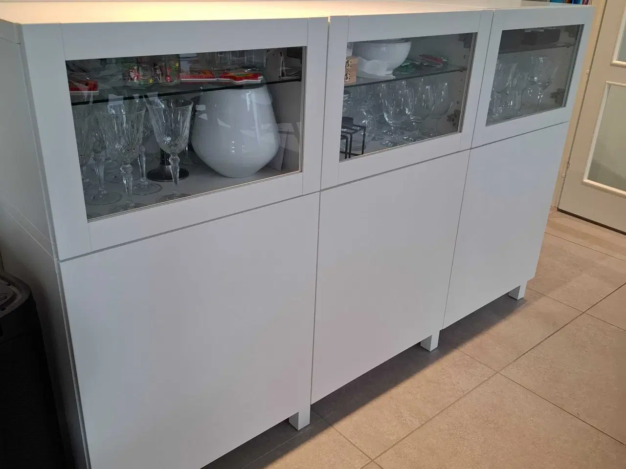 Billede 2 - Rummelig og velholdt skænk 