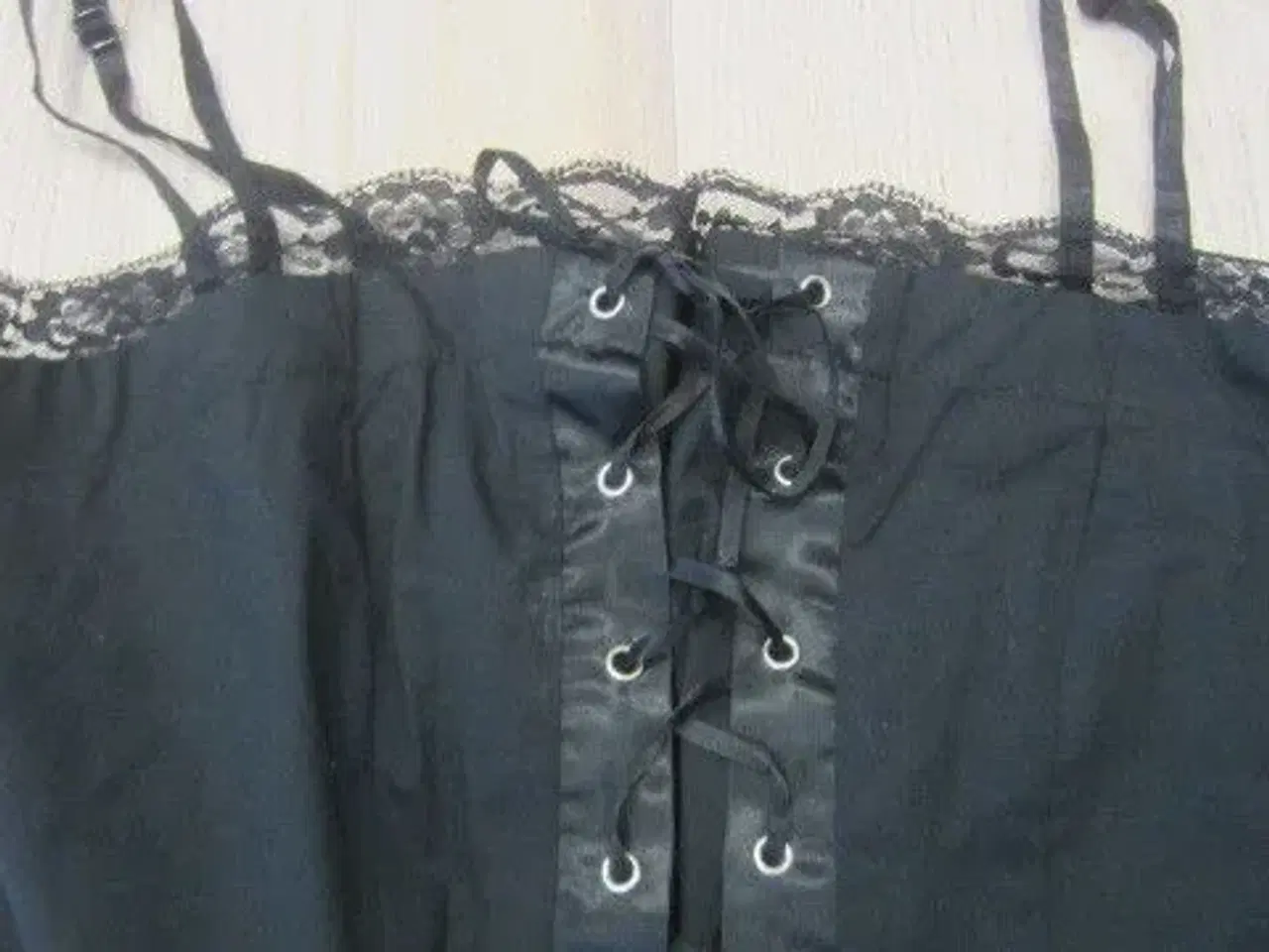 Billede 2 - Str. M, sort kjole m. snøre foran