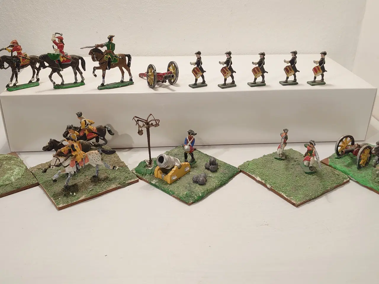 Billede 8 - Tinsoldater: 8 stk løse, kanon og 5 dioramaer.