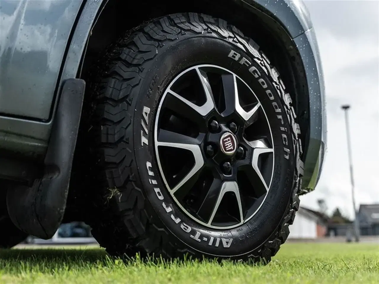 Billede 19 - 2020 - McLouis Menfys Van 04 Prestige Van med langsgående senge og fyldt med udstyr