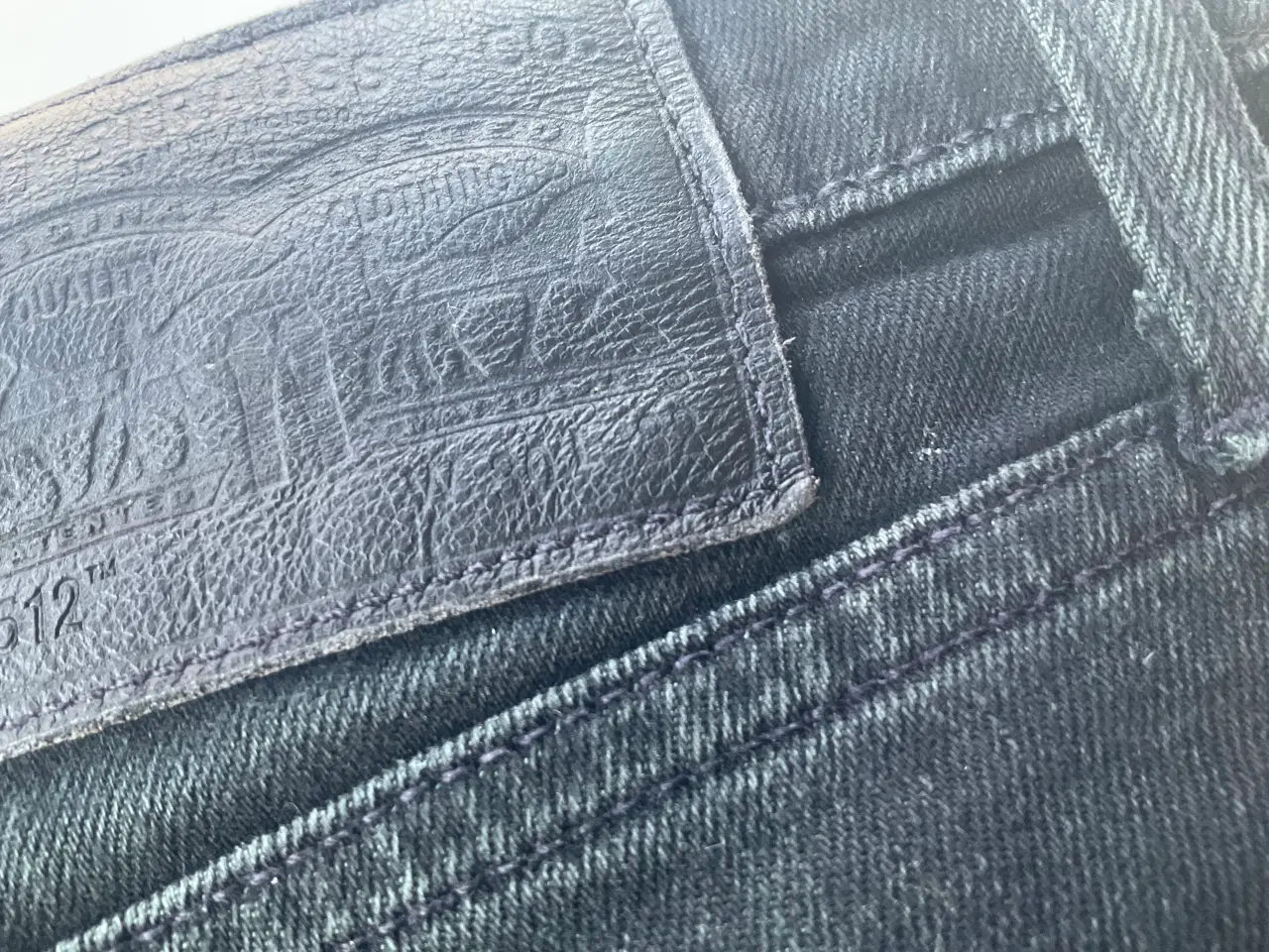 Billede 2 - Slidte sorte Levi’s